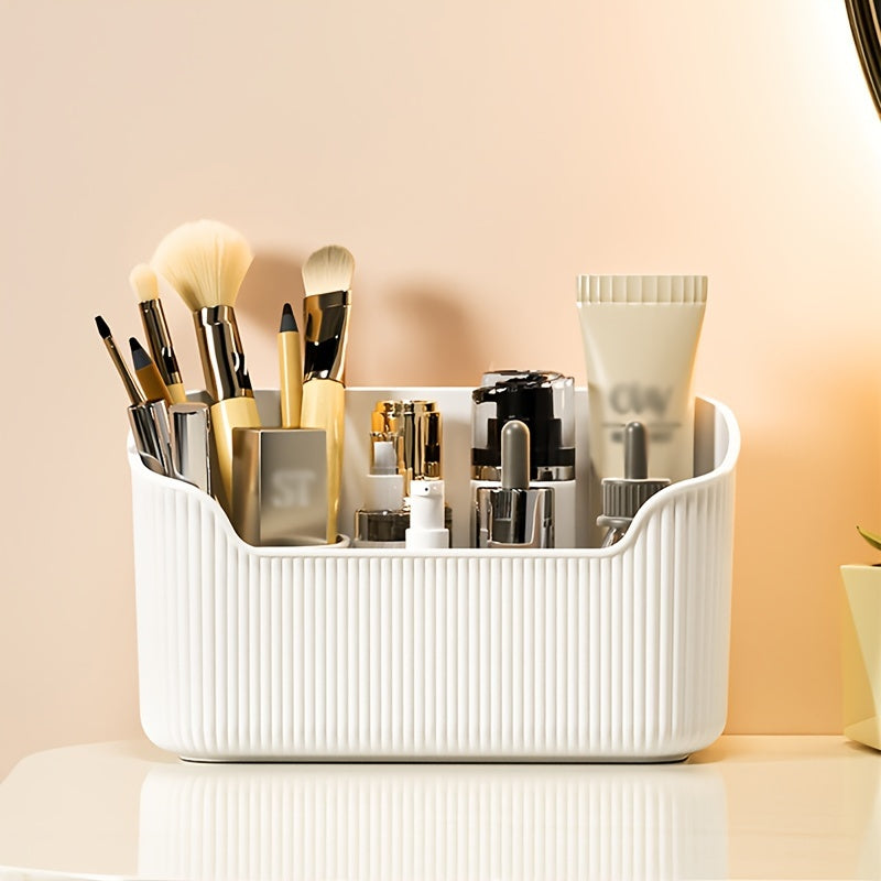 Набор из 2 прозрачных пластиковых органайзеров для ванной для хранения средств по уходу за кожей, макияжа и парфюмерии на столешницах.