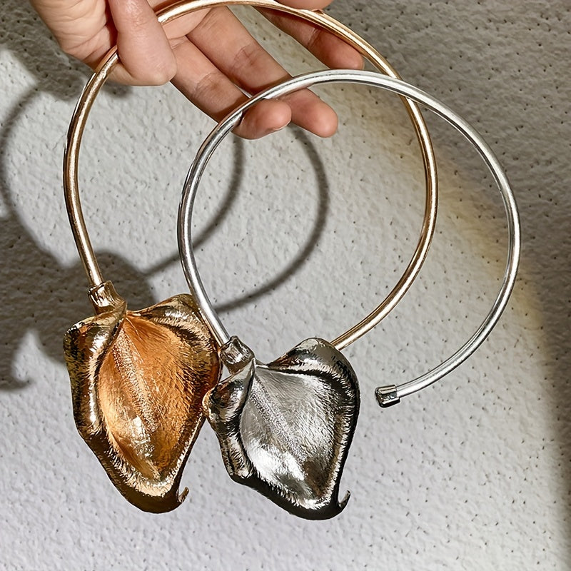 Роскошное винтажное французское ожерелье с преувеличенным дизайном лотоса в форме подковы, идеально подходящее для элегантных дам, посещающих банкеты и вечеринки.