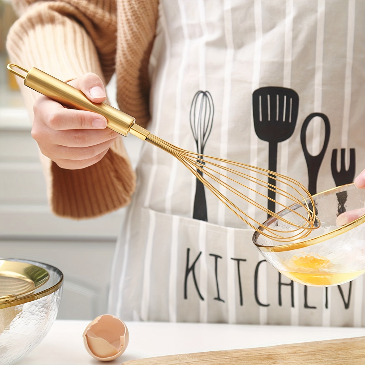 Golden Stainless Steel Egg Whisk - bu ko‘p qirrali pishirish asbobi bo‘lib, non-stick idishlarda pishirish uchun ideal. Bu issiqlikka chidamli oshxona chakka aralashtirish, aylantirish, ko‘paytirish va ovqatni aralashtirish uchun ishlatiladi.