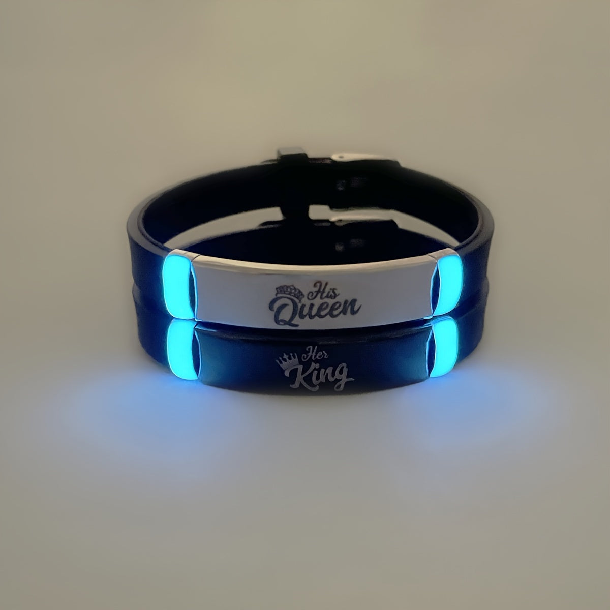 "HER KING" va "HIS QUEEN" dizayni bilan mos keladigan taxtalar juftligi, porlaydigan silikon materialdan tayyorlangan, juftlar uchun mukammal.