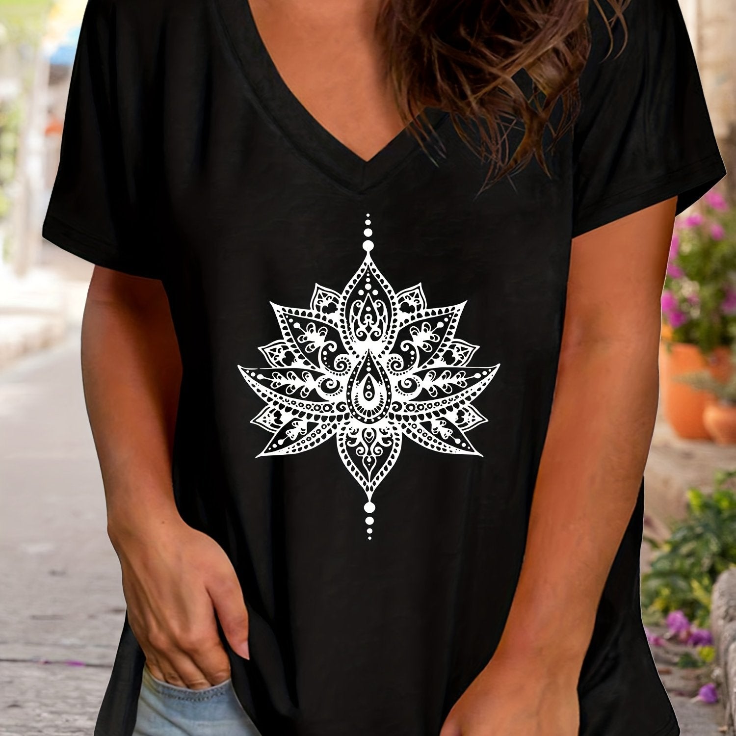 Camiseta de manga corta con escote en V y estampado de loto para mujer de tallas grandes