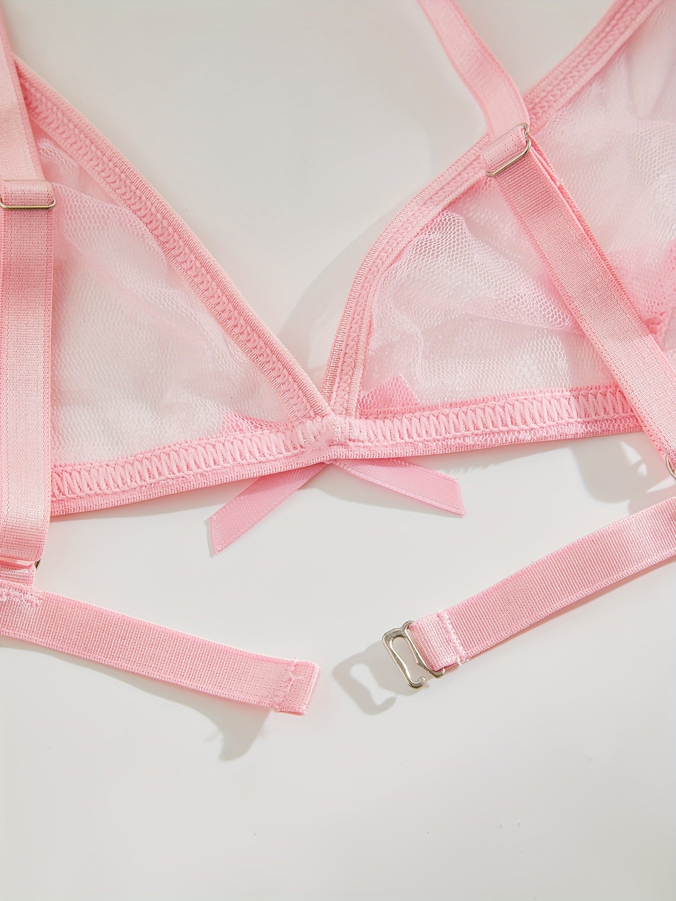 3-qismli pushti shaffof ichki kiyim to'plami ayollar uchun, pelerina, bralet va polka nuqta naqshidagi qirrali ichki kiyimdan iborat bo'lib, poliamid to'qima matosidan tayyorlangan. Nozik yotoqxona rol o'ynash uchun mukammal.