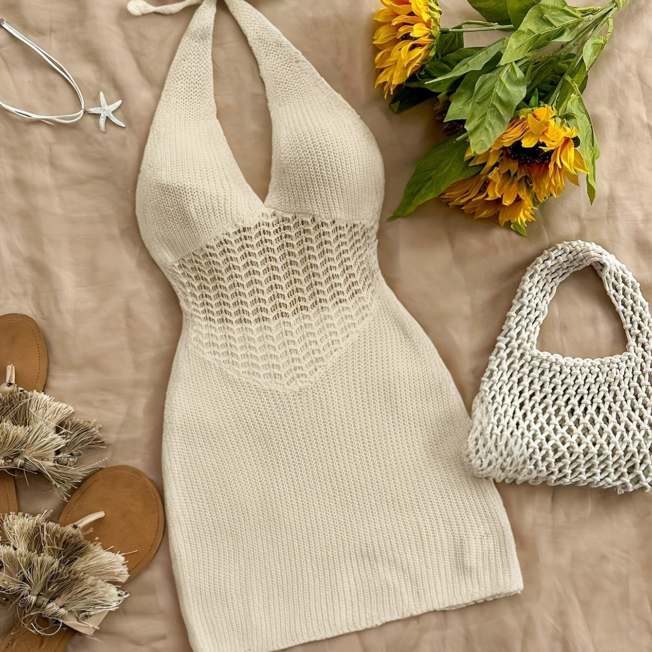 Oq halter bog'ichli, orqa qismi ochiq, ta'til uslubidagi yopishqoq ko'ylak, to'qilgan mato. Ayollar uchun ayollik suzish kiyimlari va kiyimlar.