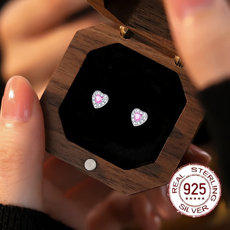 Ushbu zamonaviy va ko'p qirrali sirg'alar S925 sterling kumushdan tayyorlangan bo'lib, yurak shaklidagi dizaynda porlaydigan zirkoniyalarga ega. Kundalik kiyish, sovg'a berish yoki ta'til uchun mukammal, ularning og'irligi 0.7-0.5g.
