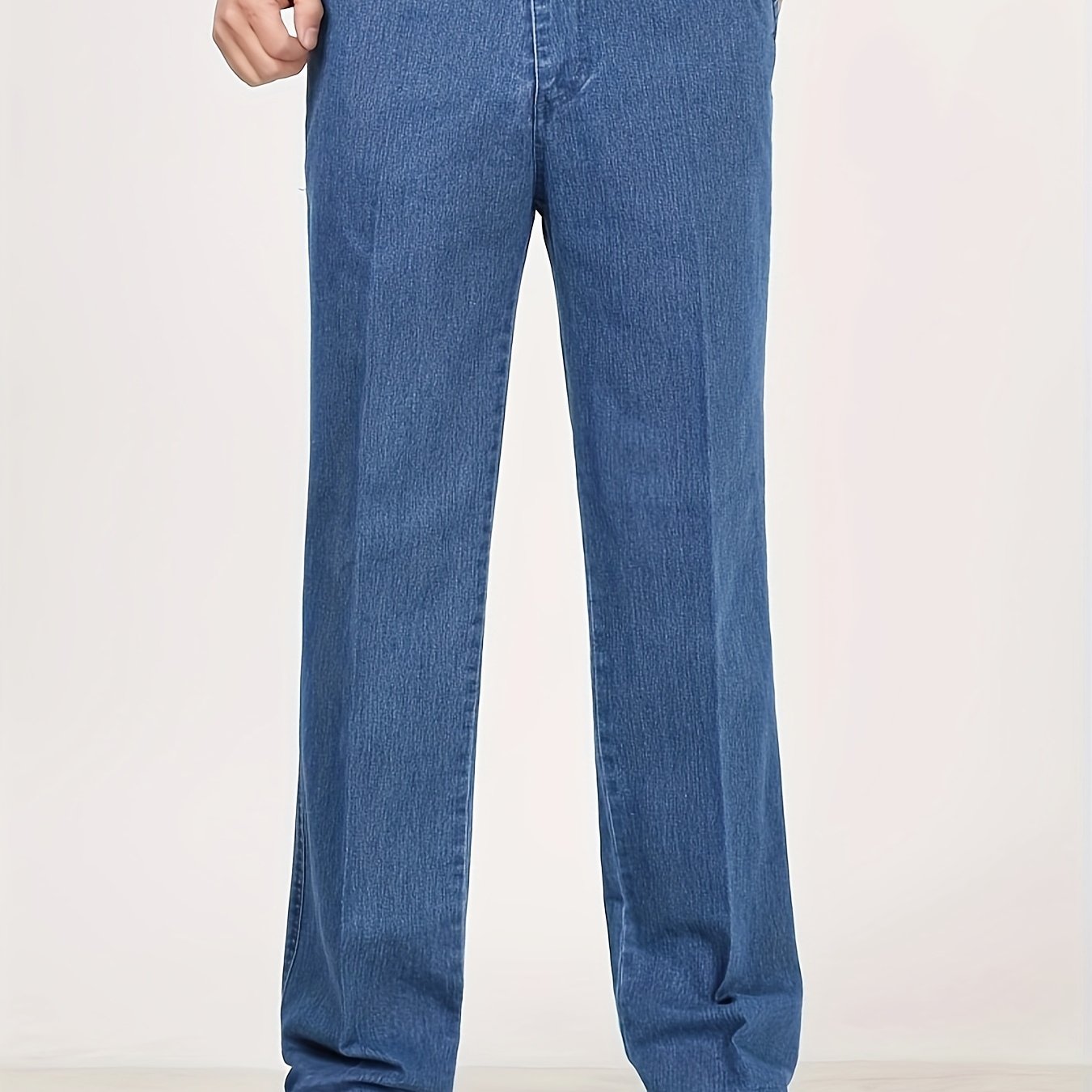 Yozgi ochiq havoda faoliyatlar uchun ideal, cho'kkan denim shimlar, cho'ntaklari bilan.