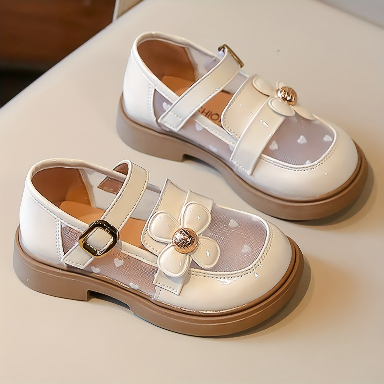 Qizlar uchun gullar bilan to'ldirilgan tekis poyabzal, bahor va yozda kundalik kiyish uchun mukammal.