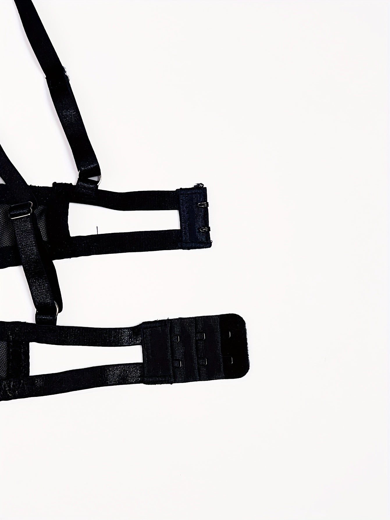 Yengil yelka tasmalari, bo'sh dizayn, to'quv bezak va ochiq qorin ichki kiyim bilan sexy ichki kiyim to'plami. Jozibali ko'rinish uchun mukammal.