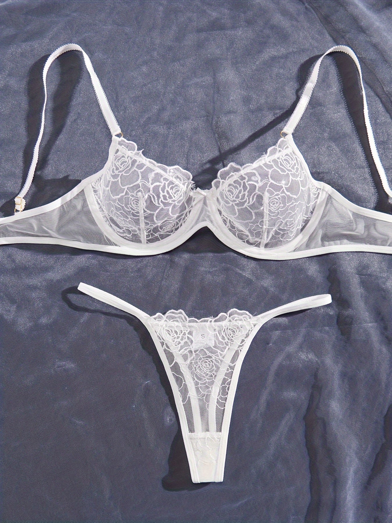 Conjunto de lencería seductora y transparente para mujer con detalles de encaje