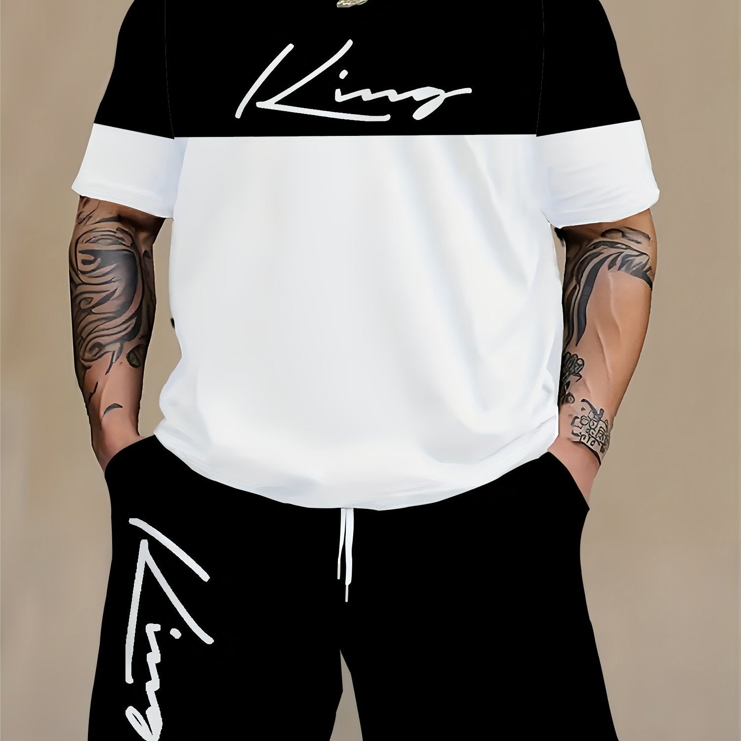 Katta o'lchamdagi erkaklar uchun "King" grafik printli ikki qismli futbolka va shortlar to'plami, mashg'ulotlar va ochiq havoda faoliyatlar uchun mukammal. Katta va baland erkaklar uchun zamonaviy ortiqcha o'lchamdagi sport kiyimi.