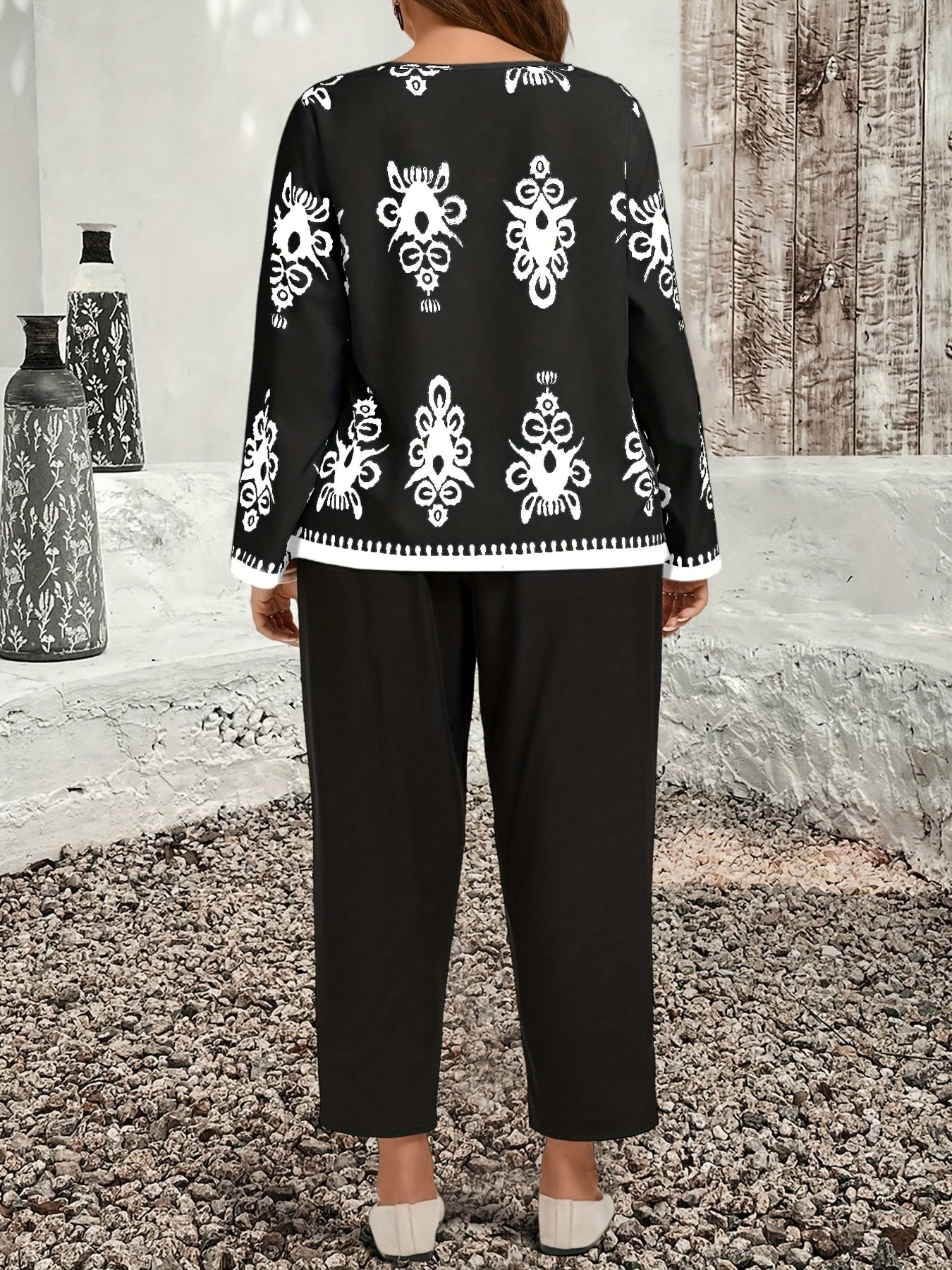 Kuchli geometrik bosma bilan kundalik kiyimlar to'plami, uzun qo'lqopli ko'ylak va shimlar, kuz uchun