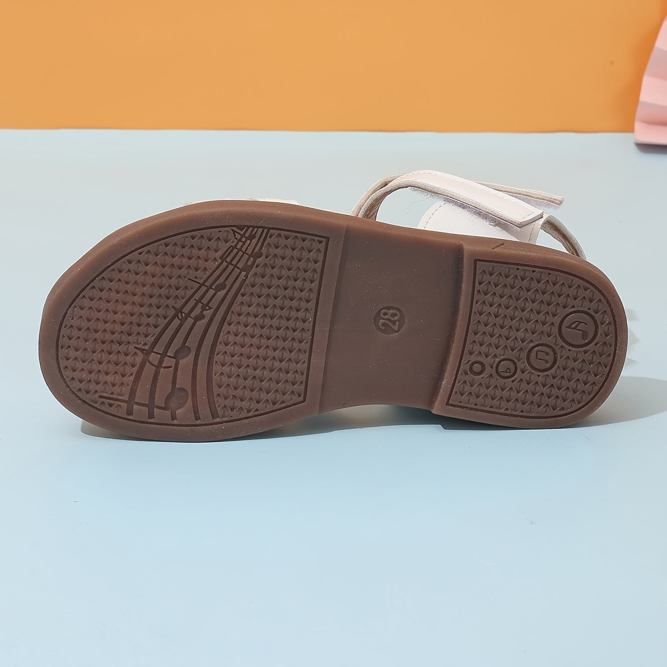 Стильные однотонные сандалии для девочек, идеальные для весны и лета.