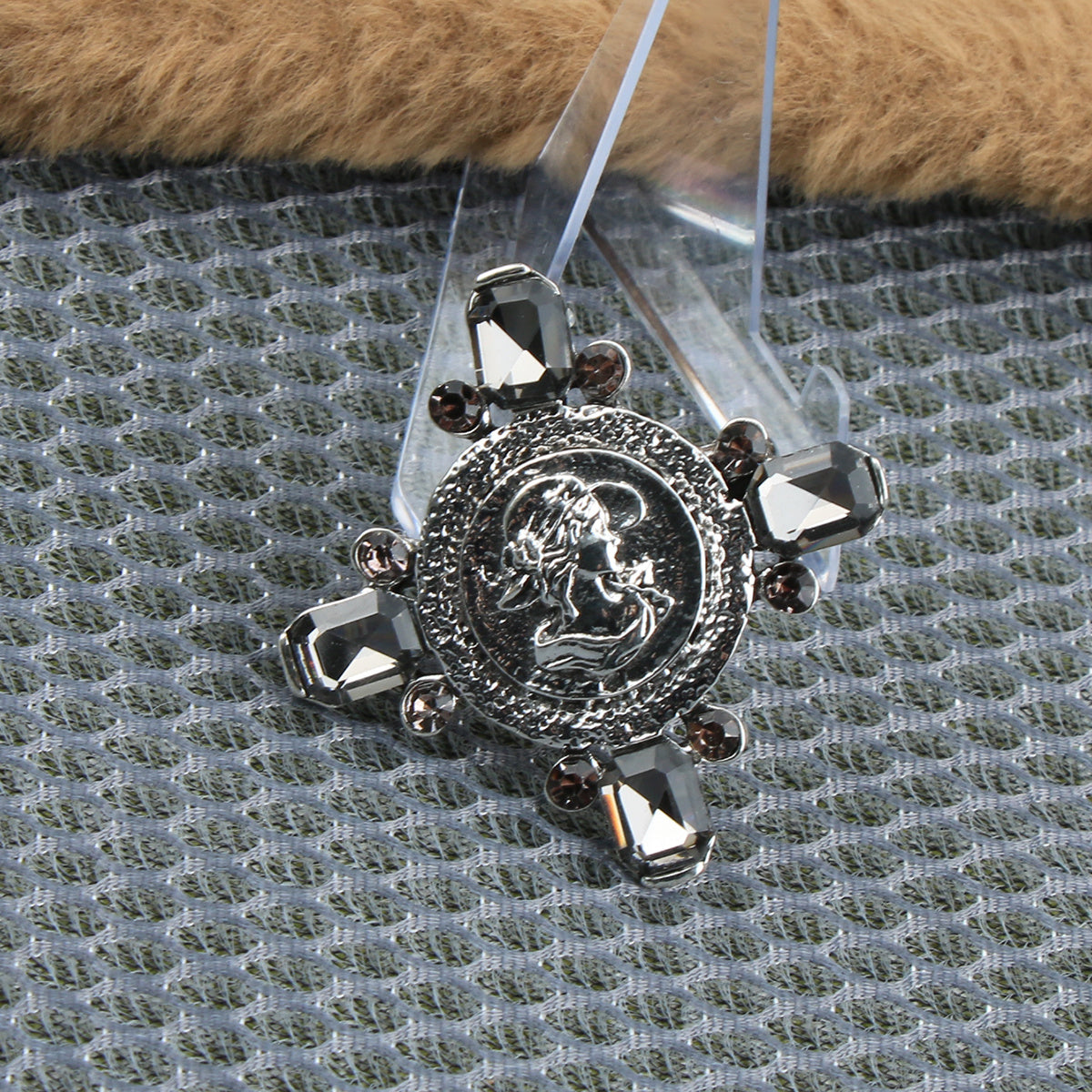 Vintage bosh brosh - ayollar liboslari, sviterlari va porloq rhinestone'lar bilan bezatilgan kiyimlar uchun chiroyli aksessuar.