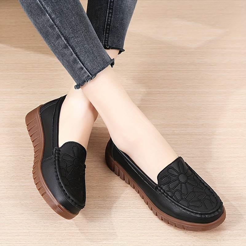 Yoz uchun mukammal, tussal aksentlari bilan nafas oladigan va qulay ayollar moda loaferlari.