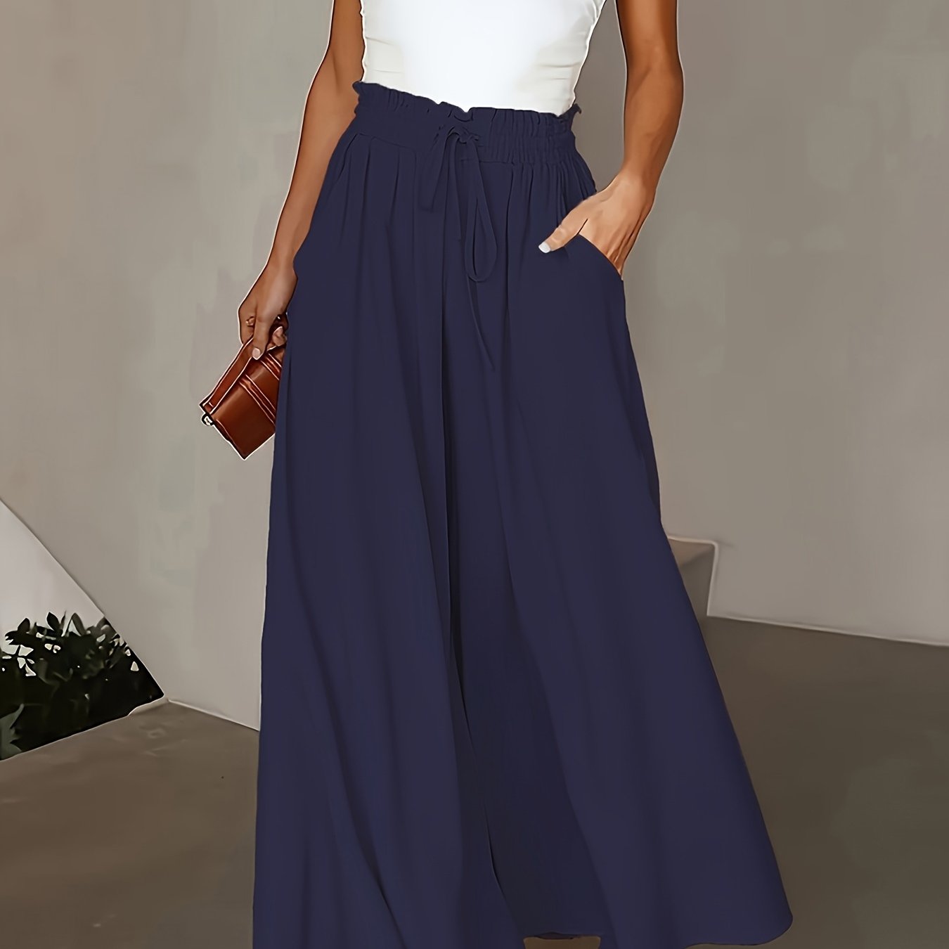 Katta o'lchamdagi keng oyoqli bir rangli tasodifiy shimlar. Polyester va elastan materialidan tayyorlangan, mashinada yuvish mumkin, keng kesim va uzun uzunlikda. Har qanday mavsum uchun mos.