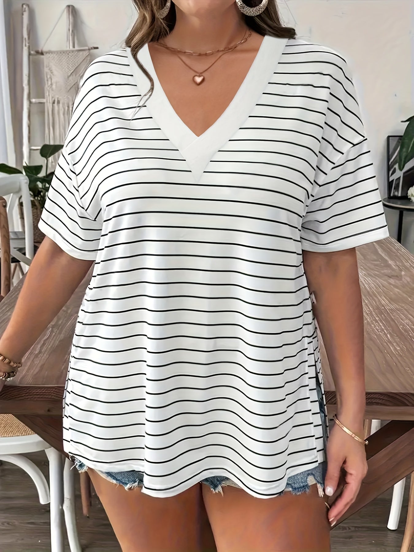 Camiseta de mujer de talla grande con cuello en V a rayas, que absorbe la humedad, suave y casual para deportes