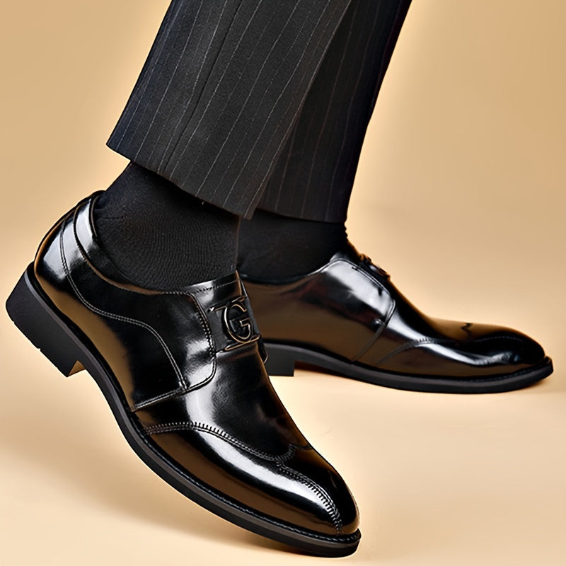 Erkaklar uchun PU yuqori qismi va kauchuk tagligi bilan bezatilgan elegant qanotli loaferlar. Biznes, ofis, to'y va ziyofat kiyimlari uchun mukammal. Zamonaviy uchburchak barmoq va mustahkam kauchuk taglik.