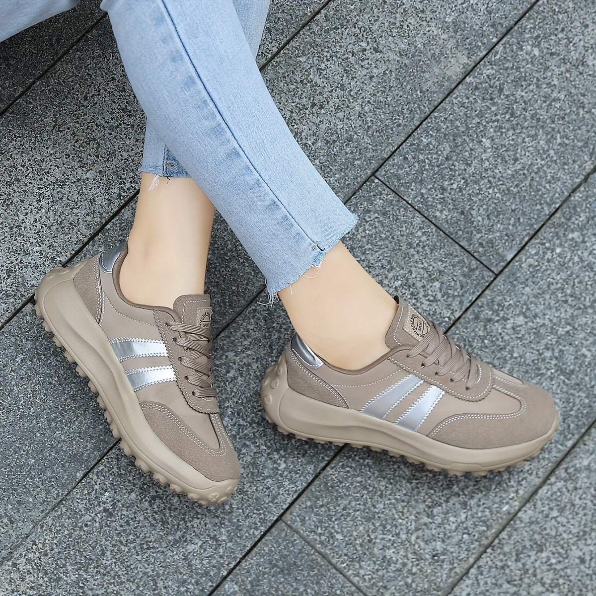 Ayollar uchun kundalik sport poyabzali minimalistik kengaytiruvchi sneakers, sirpanish uchun sol qadamlar