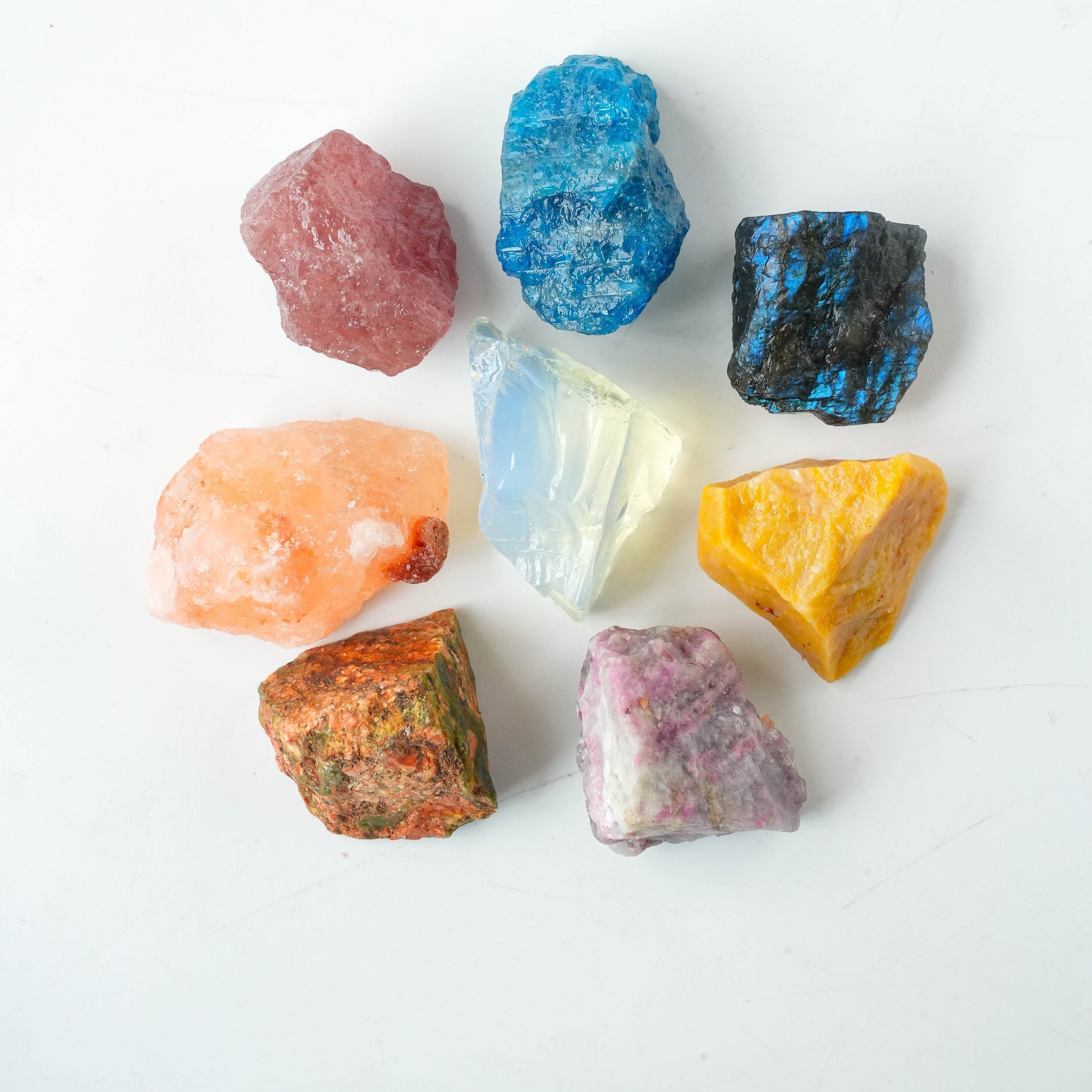 Набор из 8 крупных натуральных кристаллов и камней в коллекционной коробке из кристаллического гема