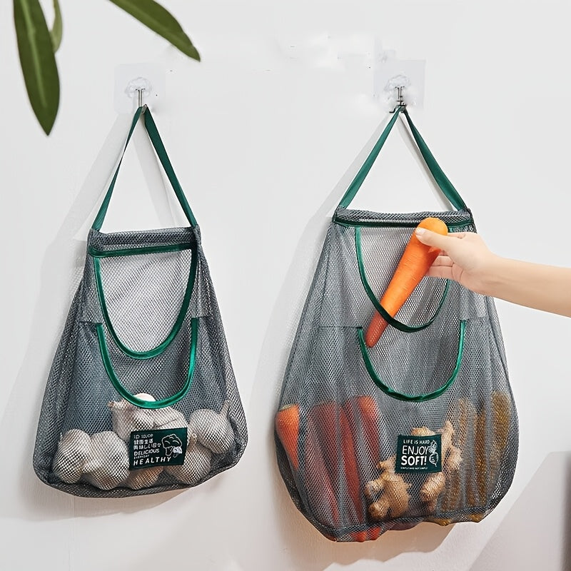 Ijodiy plastik osma saqlash sumkasi, mahsulotlarni tartibga solish uchun nafas oladigan to'r bilan, tutqichlar va oshxona aksessuarlari uchun devorga o'rnatiladigan dispenserni o'z ichiga oladi.