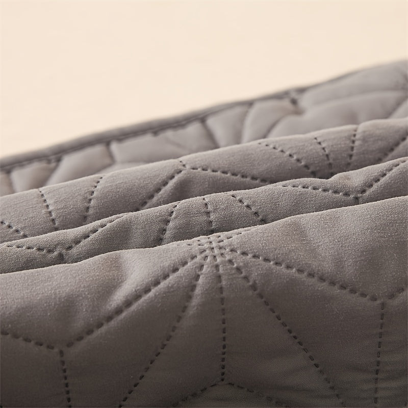 Водонепроницаемый тонкий матрасник с защитой от пыли и пятен. Идеально подходит для использования в качестве подстилки для подгузников. Мягкое и комфортное постельное белье, которое можно стирать в машине для легкого ухода. Наволочка не включена.