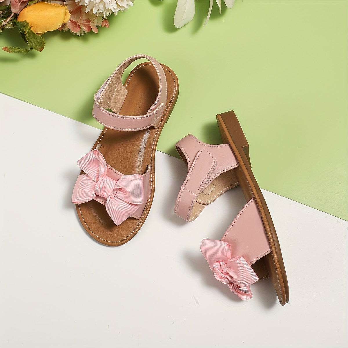 Qizlar uchun zamonaviy va amaliy ochiq barmoq sandallari, yozda ichki va tashqi kiyim uchun mukammal.