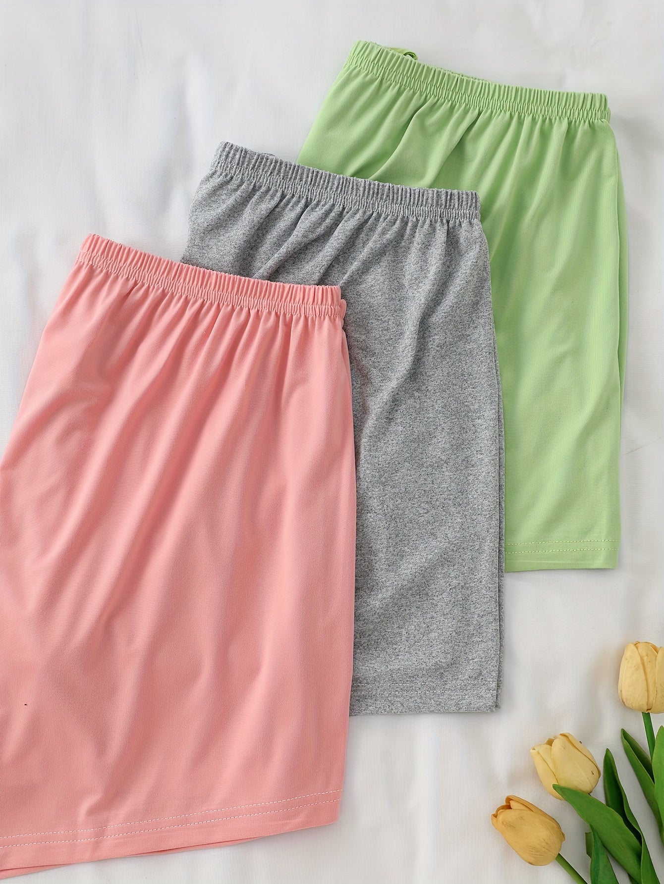 Ayollar uchun 3 qismli pijama to'plami, alifbo printi, cho'ziladigan polyester trikotaj mato, rangli blokli qisqa yengli ko'ylak va shortlar. Uyda kuz mavsumida dam olish uchun mukammal.