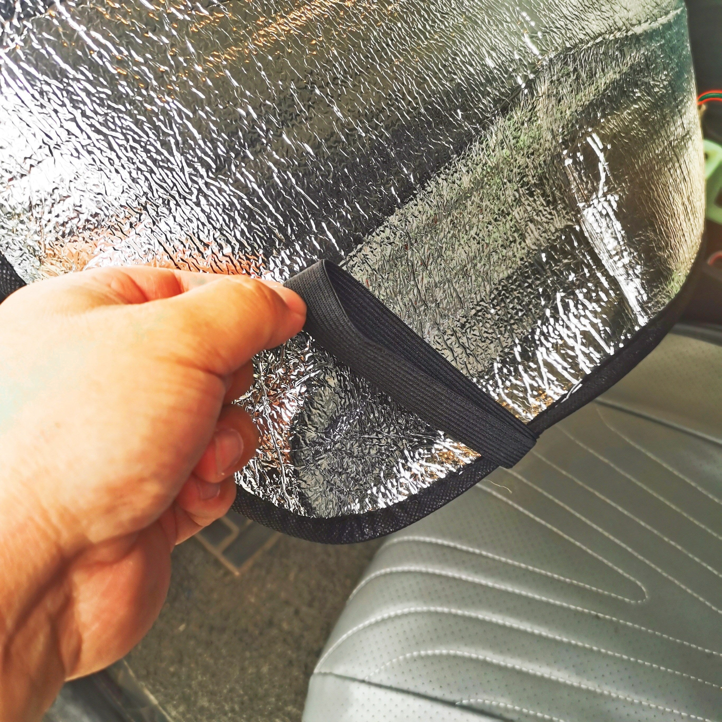 Universal alyuminiy folga avtomobil boshqaruv g'ildiragi quyosh nuri himoya qoplamasi anti-UV ichki aksessuarlar