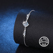 Ushbu nafis bilaguzuk 1 karat Moissanite tosh bilan 925 sterling kumush ramkada o'rnatilgan. U to'ylar, partiyalar, yubileylarga yoki Pasxa uchun maxsus sovg'a sifatida mukammal. Bilaguzukning og'irligi 3.1g/0.11oz va har qanday narsaga go'zal qo'shimcha.
