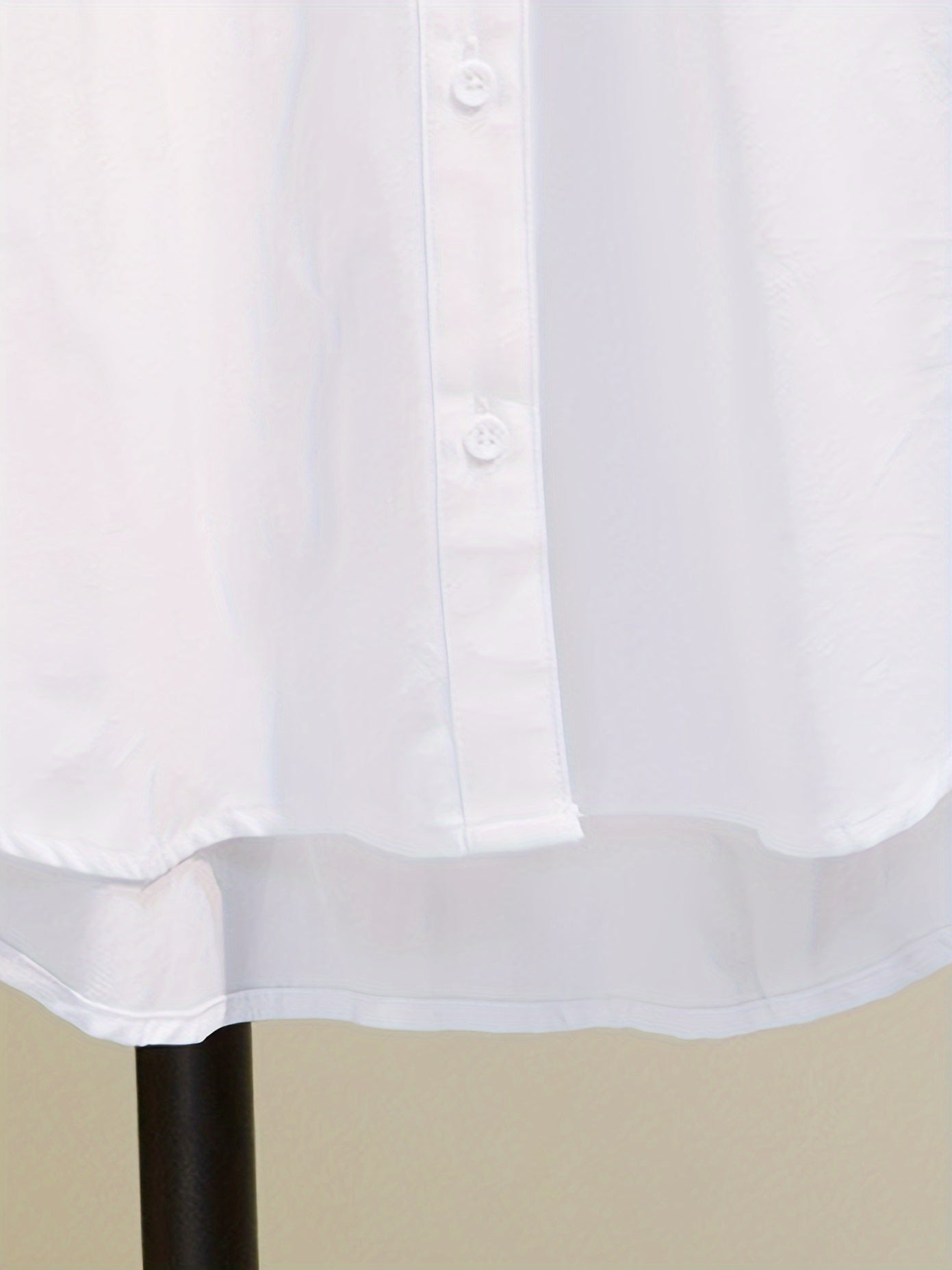 Biznes formal manjetli, bir rangli tugmachali old qism ko'ylak, ish va ofis kiyimlari uchun mukammal.