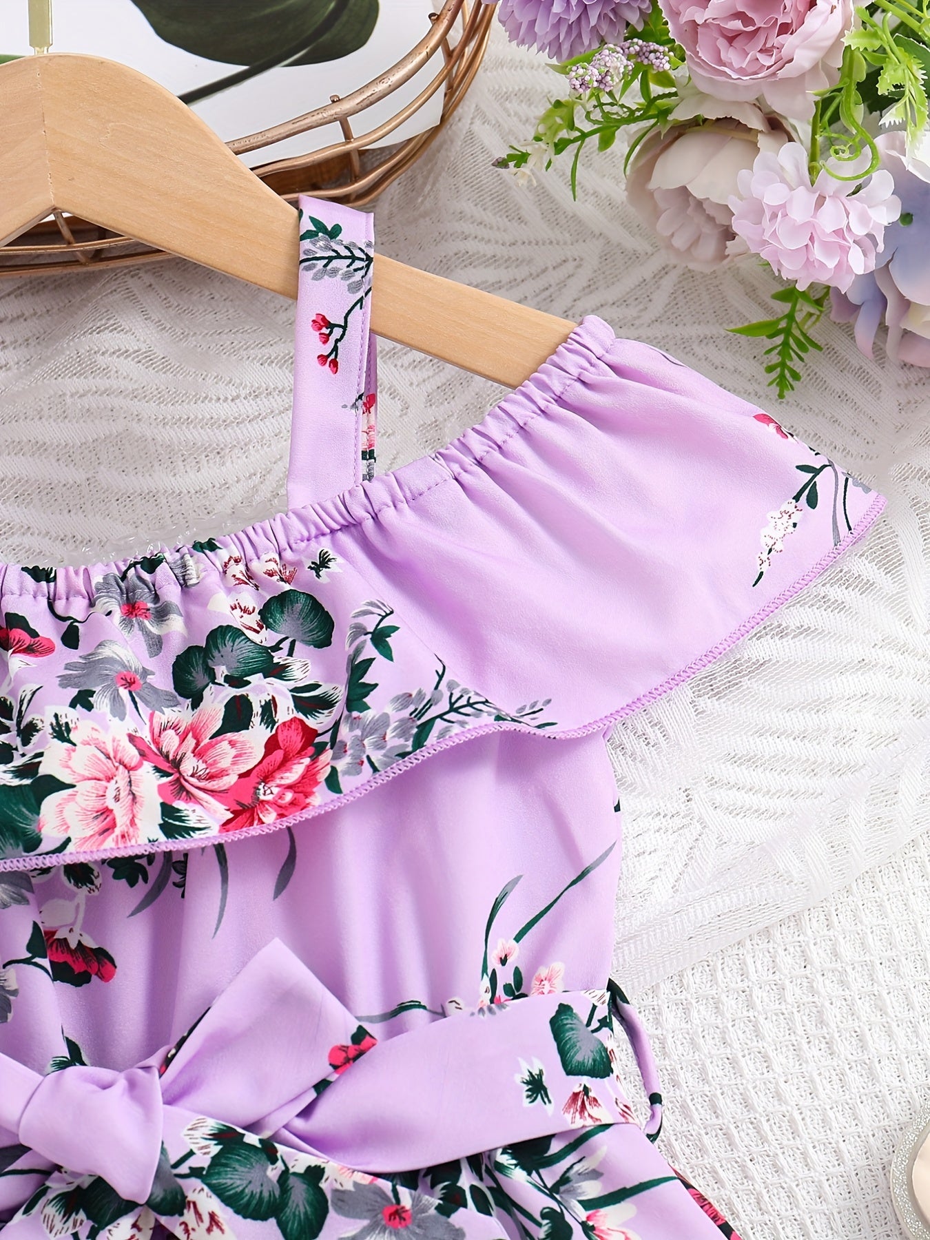 Летнее платье с открытыми плечами, с рюшами и цветочным графическим принтом.