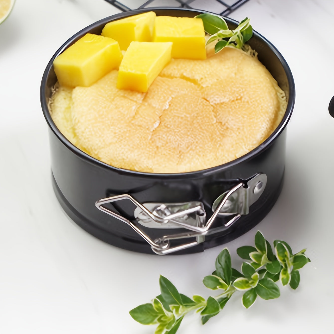 Круглая чугунная форма для выпечки с защелкивающимся дном, оснащенная кольцевой формой с легким освобождением и съемным кухонным аксессуаром для выпечки и приготовления пищи.