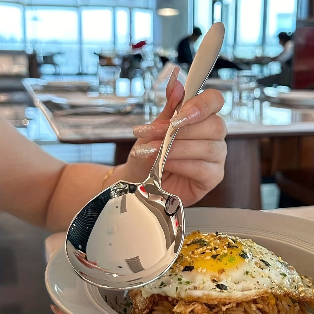 Restoranlarda taomlarni bo‘lish, o‘z-o‘zini xizmat qilish uchun sho‘rva, talabalar yotoqxonalari va mehmonxonalarda katta porsiyalar uchun mo‘ljallangan ko‘p funksiyali zanglamas po‘latdan yasalgan xizmat qoshiq.