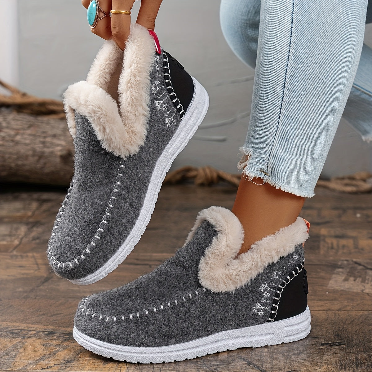 Ayollar uchun qishda kiyinadigan slip-on platform botinkalari, sun'iy jun bilan qoplangan va tormozsiz tagliklar bilan