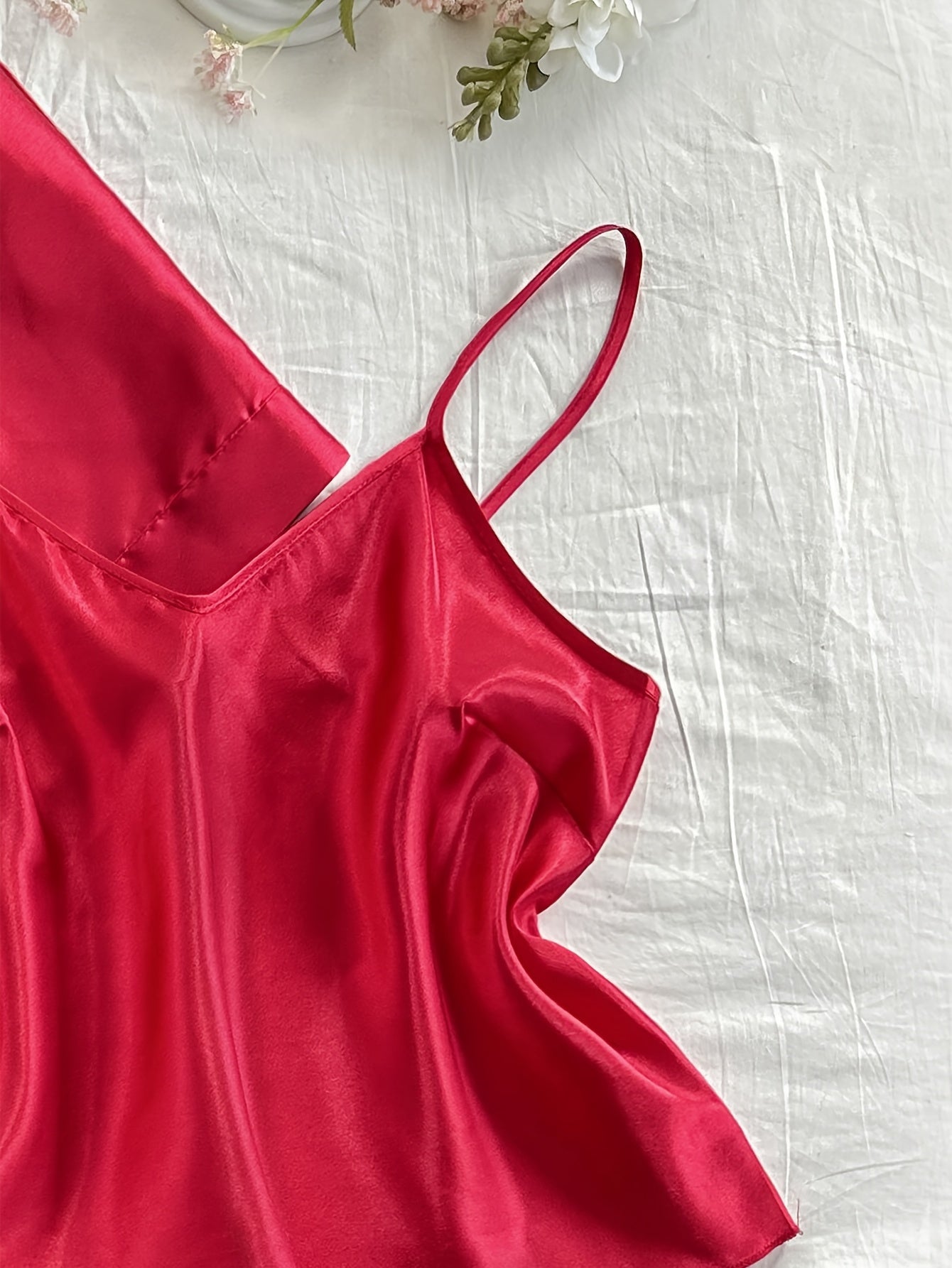 Ayollar uchun 4 qismli saten uyqu kiyimlari to'plami V-shaklidagi robe, bluzka, shorti va uzun shimlardan iborat, bir rangda. 100% polyesterdan tayyorlangan, barcha fasllar uchun mos.