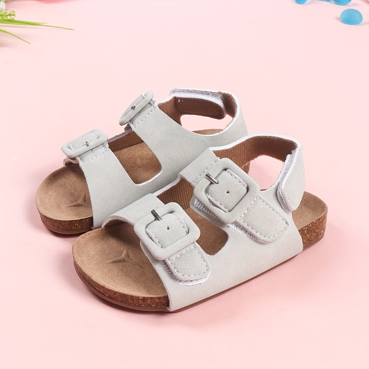 "Modali yoshlar uchun har qanday kiyimga mos keladigan, o'lchami sozlanadigan, qulay taglik va yumshoq yuqori qismi bilan harbiy yashil, qora, kulrang, bej, qorong'u ko'k, yer sariq va jigarrang ranglarda."