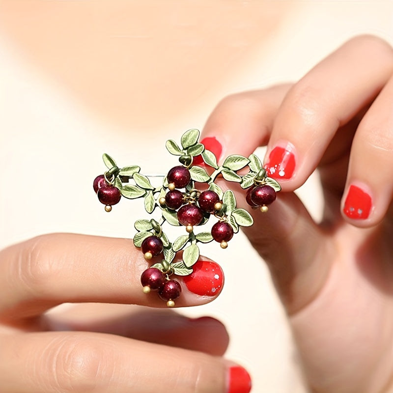 Vintage va nozik qizil kranberry brosh, rhinestone meva dizayni bilan, har qanday mavsum uchun mos. To'ylar va bayramlar uchun ideal sovg'a.