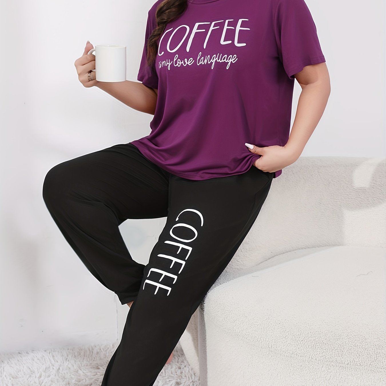 Katta o'lchamdagi ayollar uchun lounge to'plami, shiorli grafik ko'ylak va joggerlar bilan