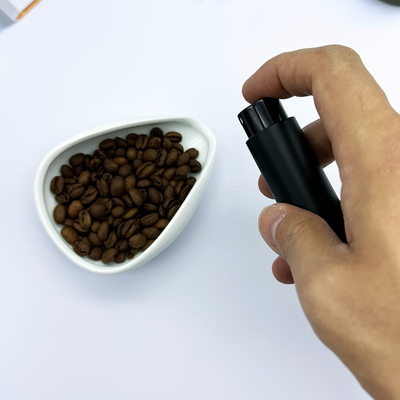 Набор подставок для мерных чашек с белыми кофейными зернами, бутылкой для воды и весовой тарелкой