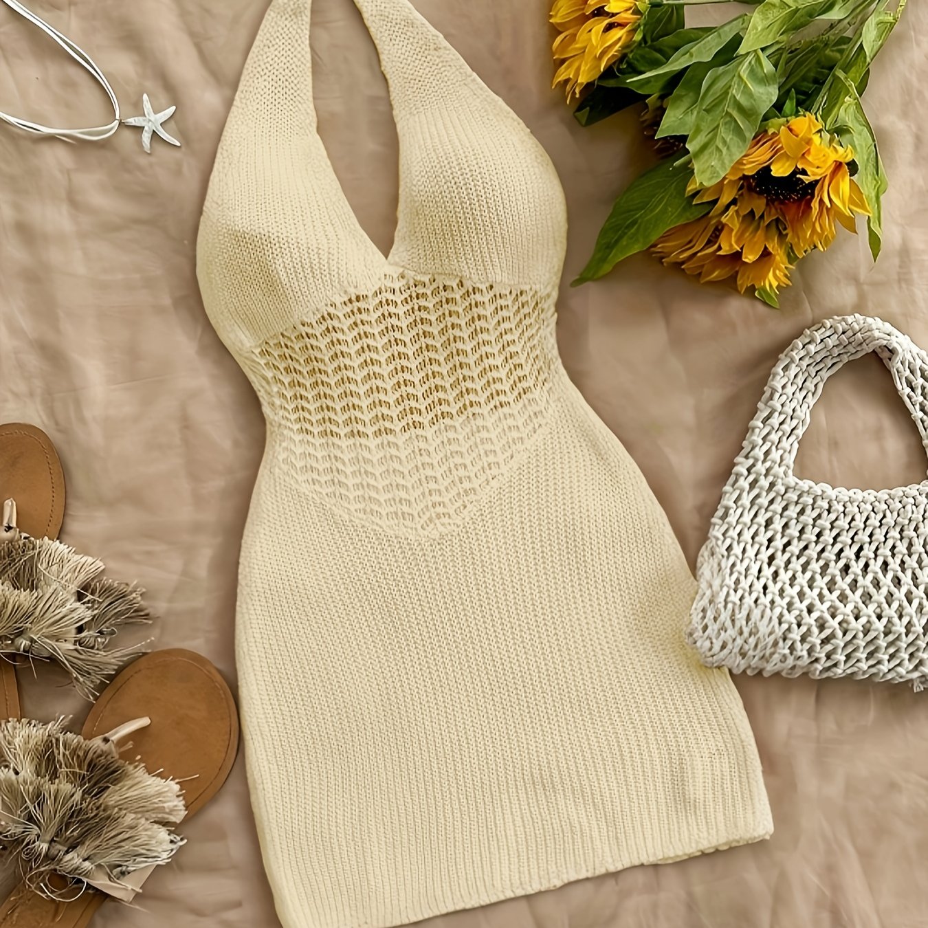 Oq halter bog'ichli, orqa qismi ochiq, ta'til uslubidagi yopishqoq ko'ylak, to'qilgan mato. Ayollar uchun ayollik suzish kiyimlari va kiyimlar.