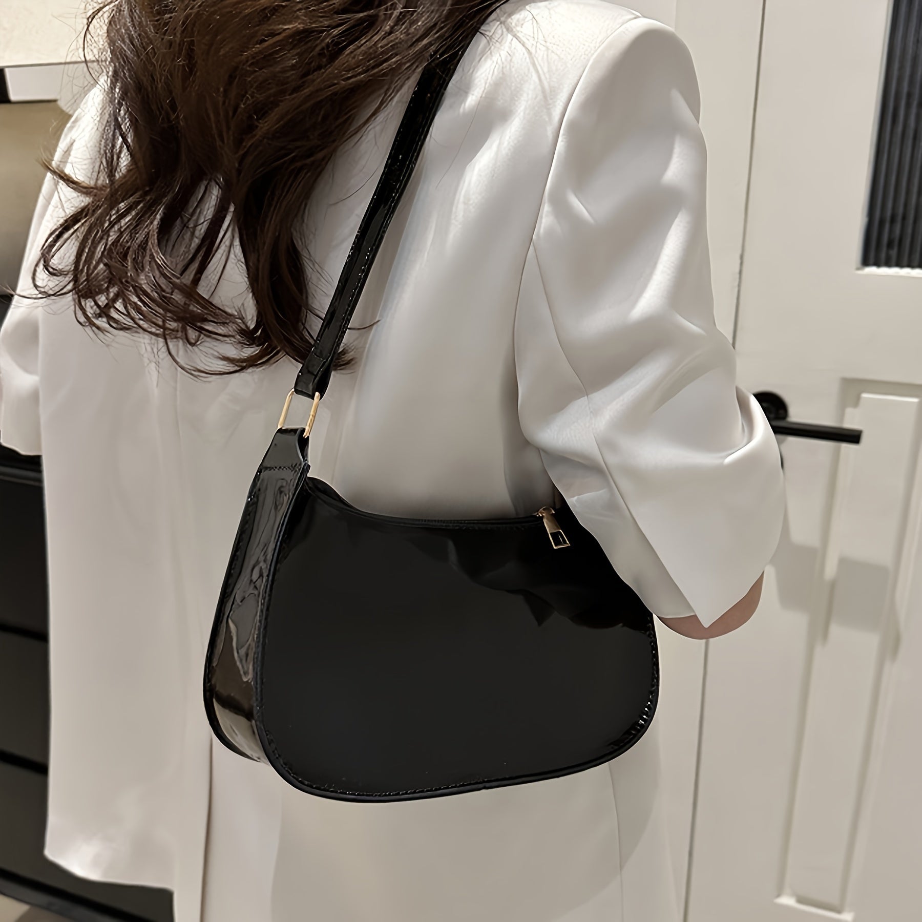 Zipper yopilishi va chet bo'yog'i bilan zamonaviy bir rangli PU yelka sumkasi - kundalik foydalanish, xarid qilish va sovg'a berish uchun mukammal. Qo'l bilan yuvilishi mumkin va ichki qismi yo'q.