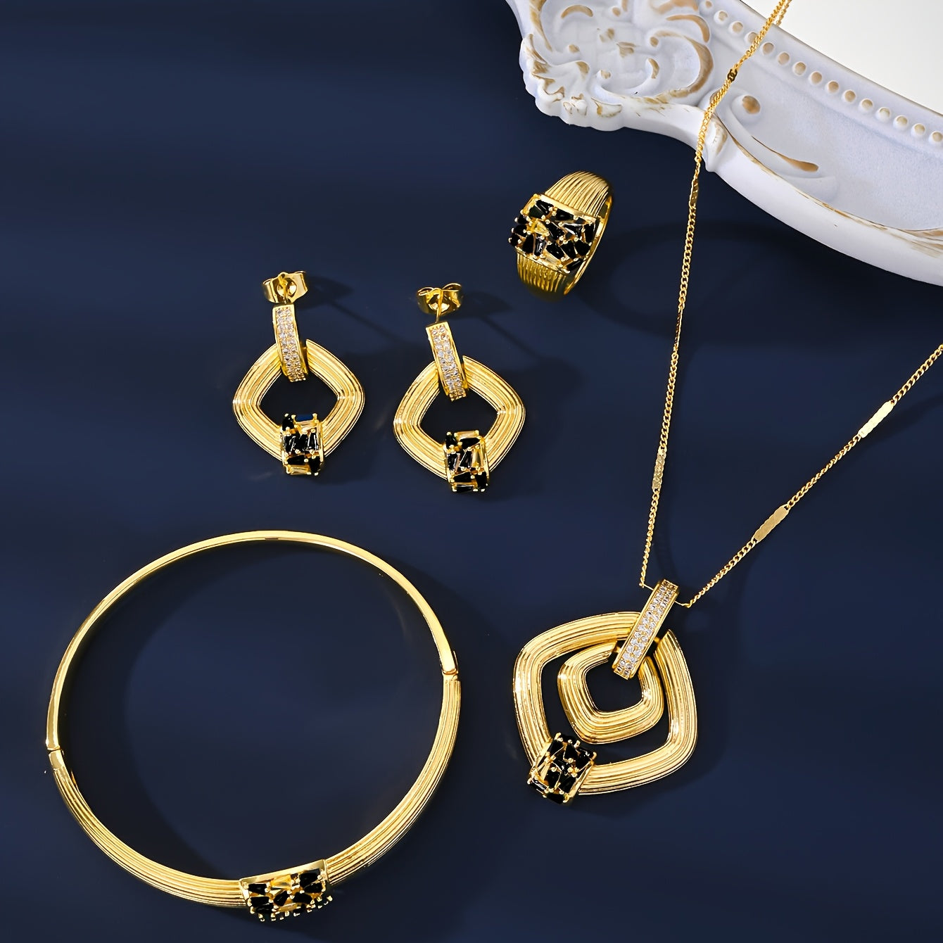 MEIZ tomonidan Vintage Luxury Style Jewelry Set - Nafis 18K oltin qoplamali zirkon to'plami, zargarlik buyumlari, bilaguzuk va uzukni o'z ichiga oladi - Har kuni kiyish yoki sovg'a berish uchun ideal