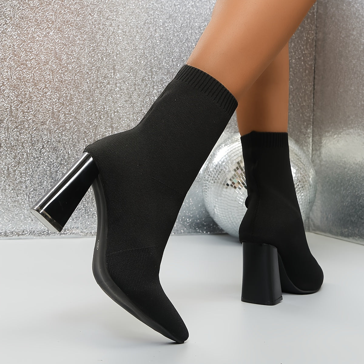 Ayollar uchun elegant to'qilgan ankle botinkalar, bir rangli va uchli to'siq to'pi bilan. O'z ichiga oladi: slip-on cho'ziladigan mato yuqori qismi, gummi taglik va no'vli mato ichki qismi. Har mavsum uchun mos.