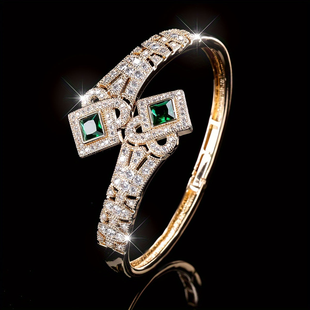 Har kuni ko'rinishingizni yuqori sifatli materiallar va maksimal moslashuvchanlik uchun sozlanadigan ochilish bilan ta'minlangan Ultra-glitter kesish naqshli bilaguzuk bilan yangilang.