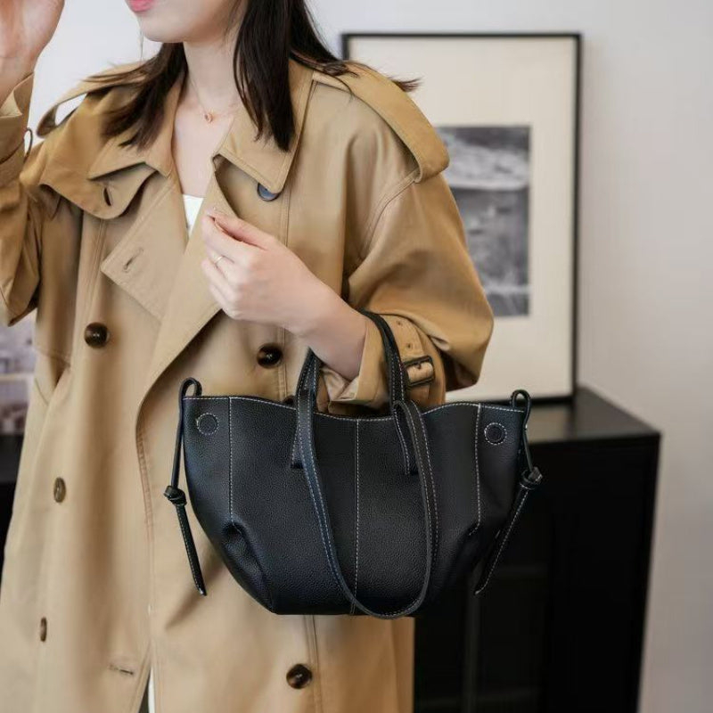 Модная сумка-тоут с запястным ремешком, просторный дизайн, фиксированные плечевые ремни, магнитная застежка, стильный плетеный узор и не подкладка - трендовый аксессуар для женщин.