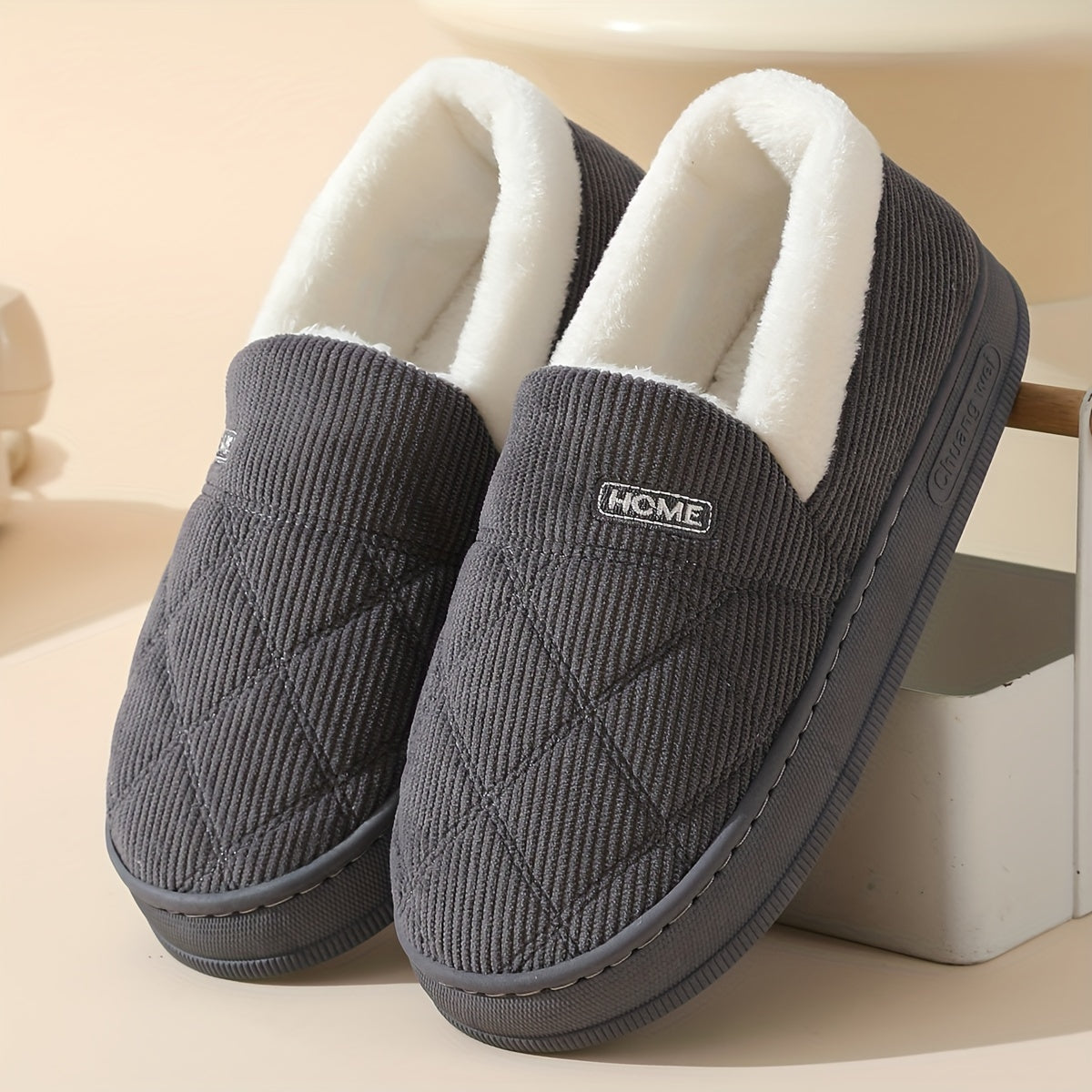 Ayollar qishki kapronli ichki poyabzal, yumshoq taglik va mo'ynali ichki qavat bilan