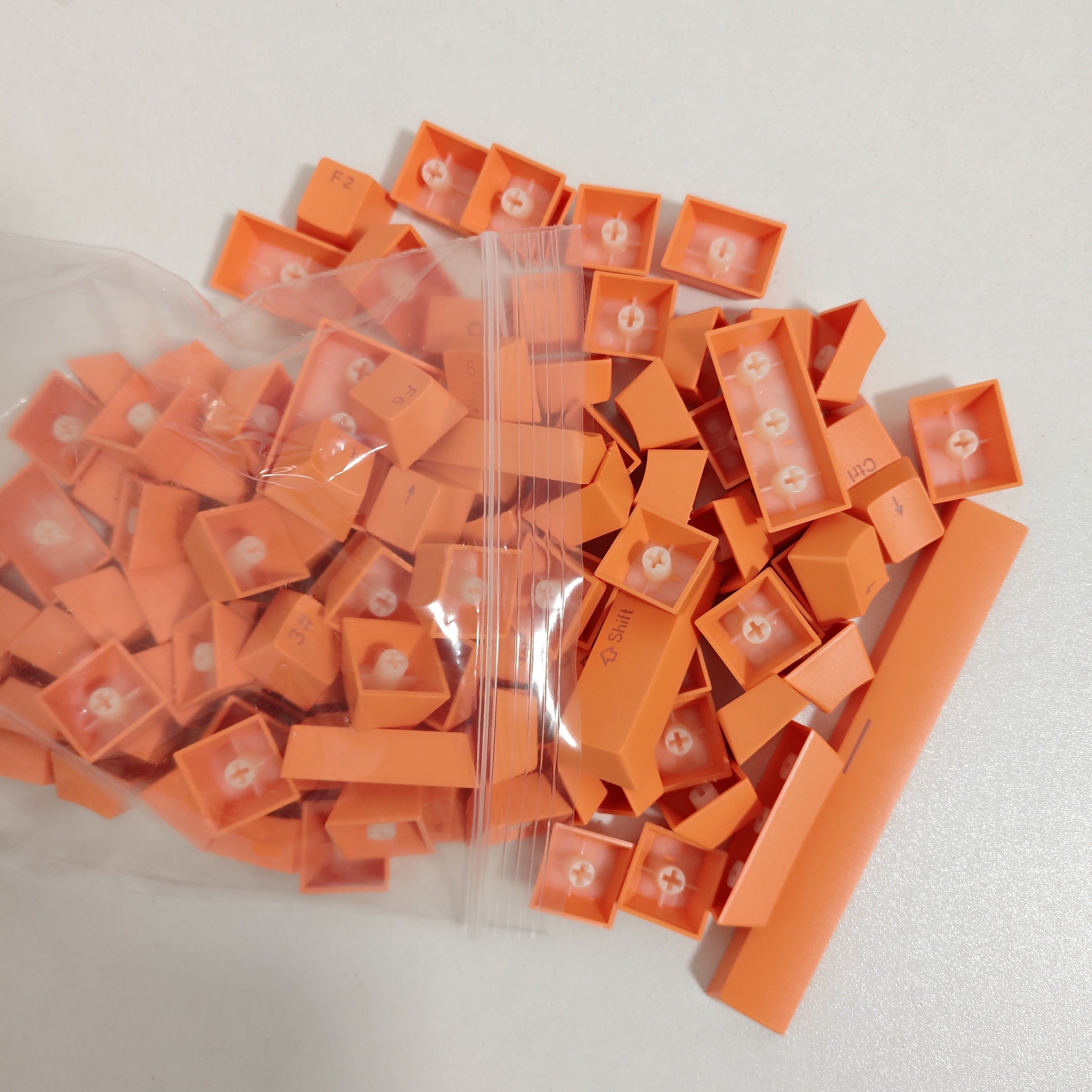 Rang-barang plastik kalitcha o‘rniga qo‘yiladigan, mexanik va o‘yin klaviaturalariga mos keladigan, Rasmga o‘xshash kalitlar bilan mos keladigan