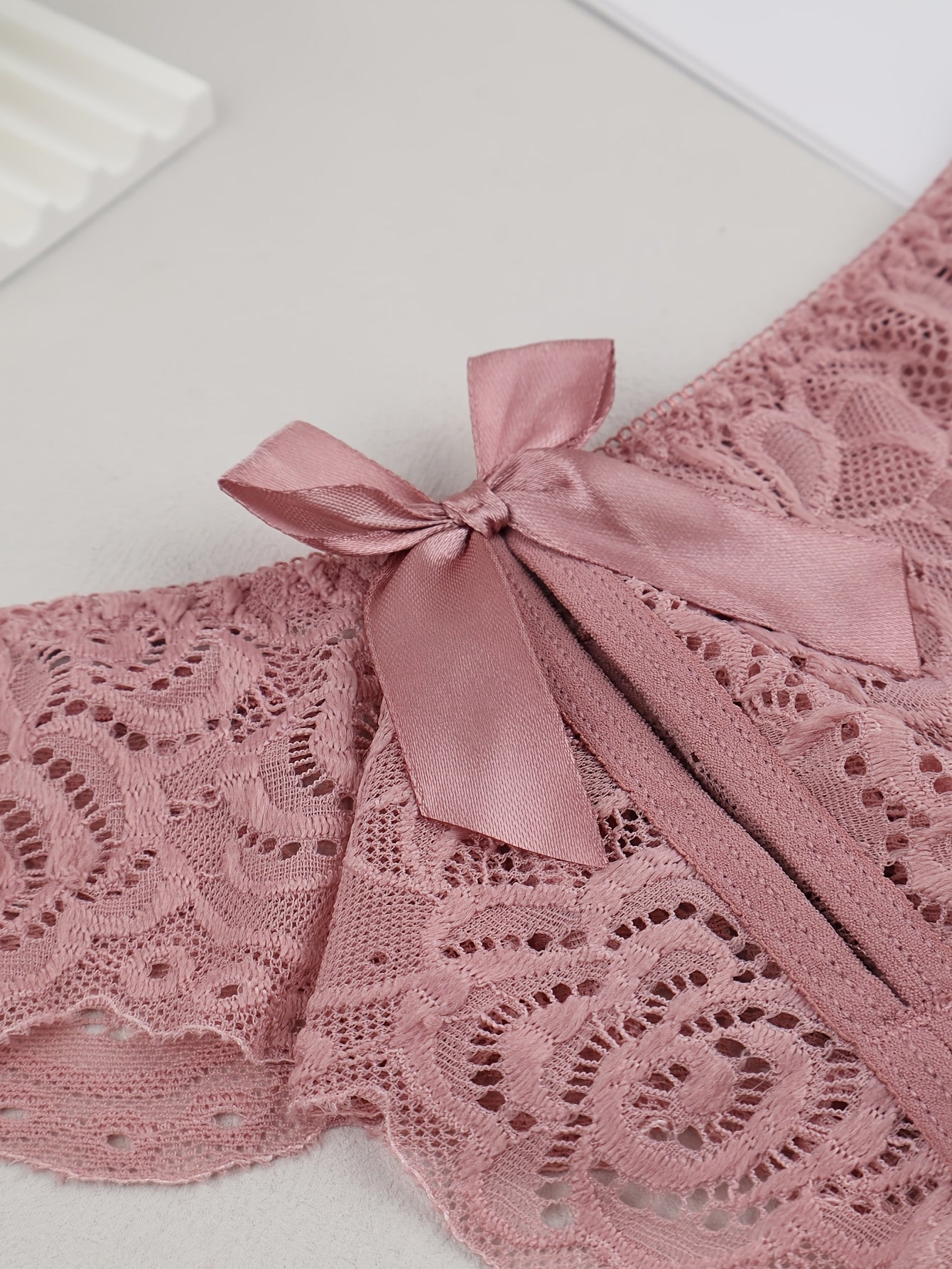 Kattalar uchun tikanli tanga bilan bog'langan bowknot marjonlari bilan pastki qismda qulay polyamid elastan