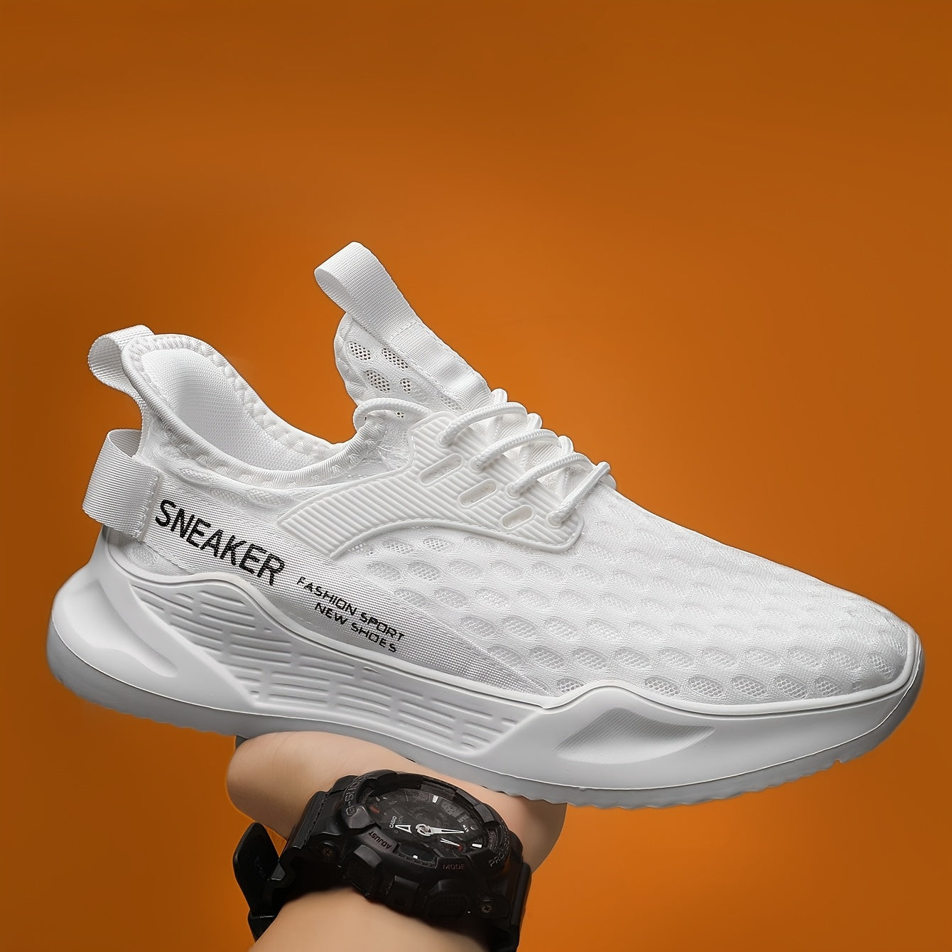 EVA ichki qismi va tagligi bo'lgan, erkaklar uchun nafas oladigan to'rli yugurish poyabzallari, olti burchakli naqshga ega, qora rangda shoelace bilan.