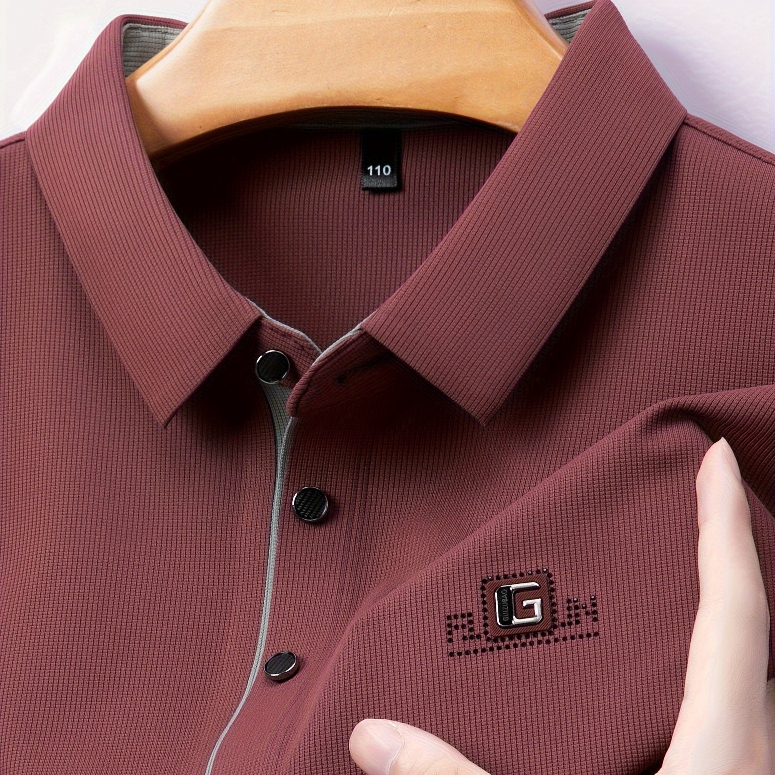 Camisa de manga larga de color sólido para hombre con botones, cuello de solapa y detalles con logotipo