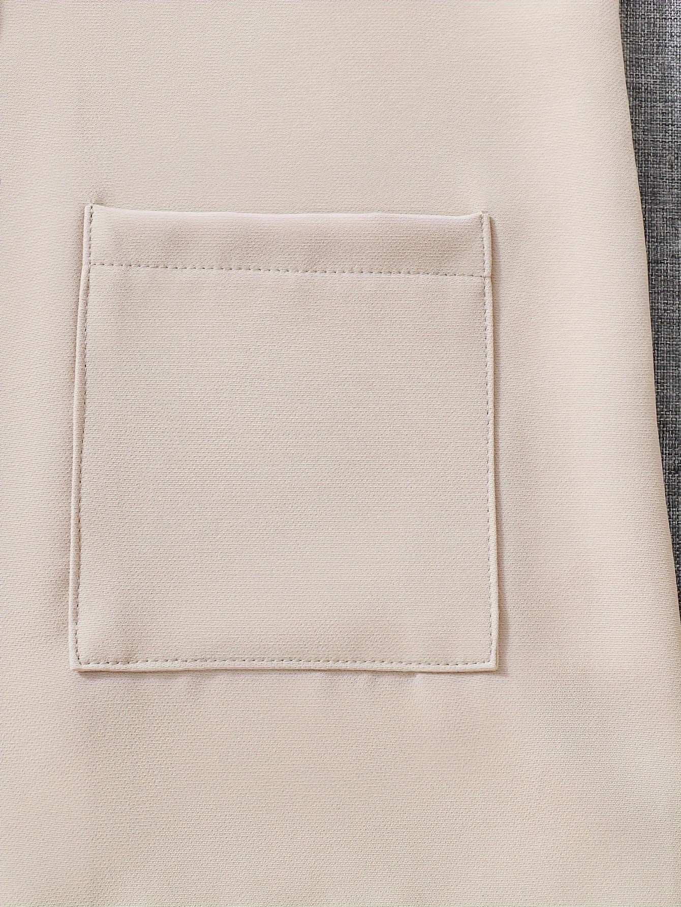 Qizlar uchun 3 qismli yozgi to'plam: yelkasiz jilet, shortik. Bir rangda. Polyester 95%, elastan 5%. Tor kesim. Ish uslubi. Biroz cho'ziladigan. Plaket tafsiloti. Tashqi kiyim.